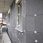 Fachada de edificio con sistema SATE instalado para aislamiento térmico por el exterior