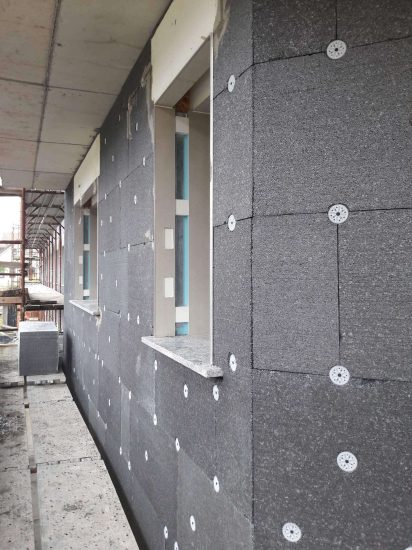 sate-fijaciones Fachada de edificio con sistema SATE instalado para aislamiento térmico por el exterior