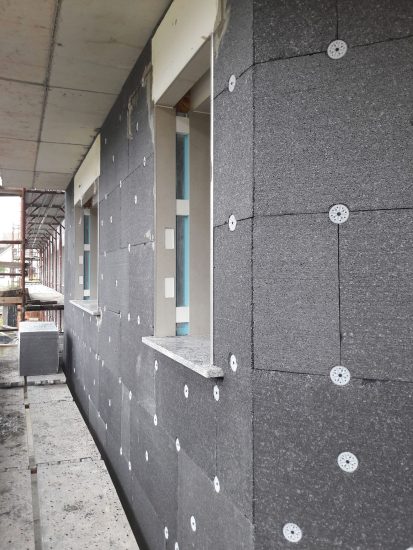 Fachada de edificio con sistema SATE instalado para aislamiento térmico por el exterior